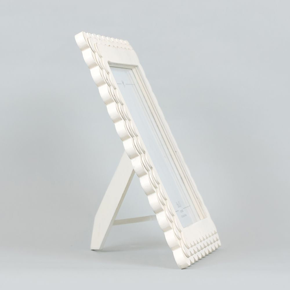 SCALLOPED FRAME