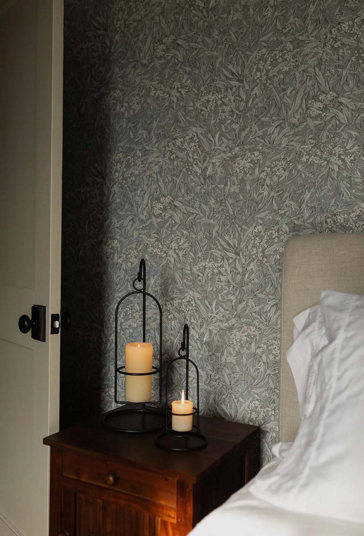 CANDLE HOLDER ON HOOK