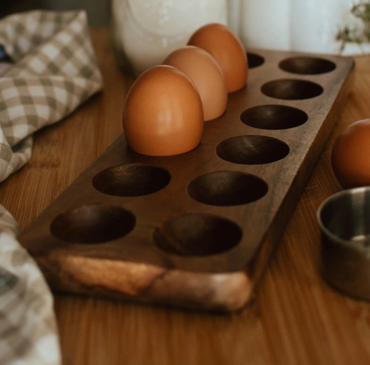 ACACIA WOOD EGG HOLDER