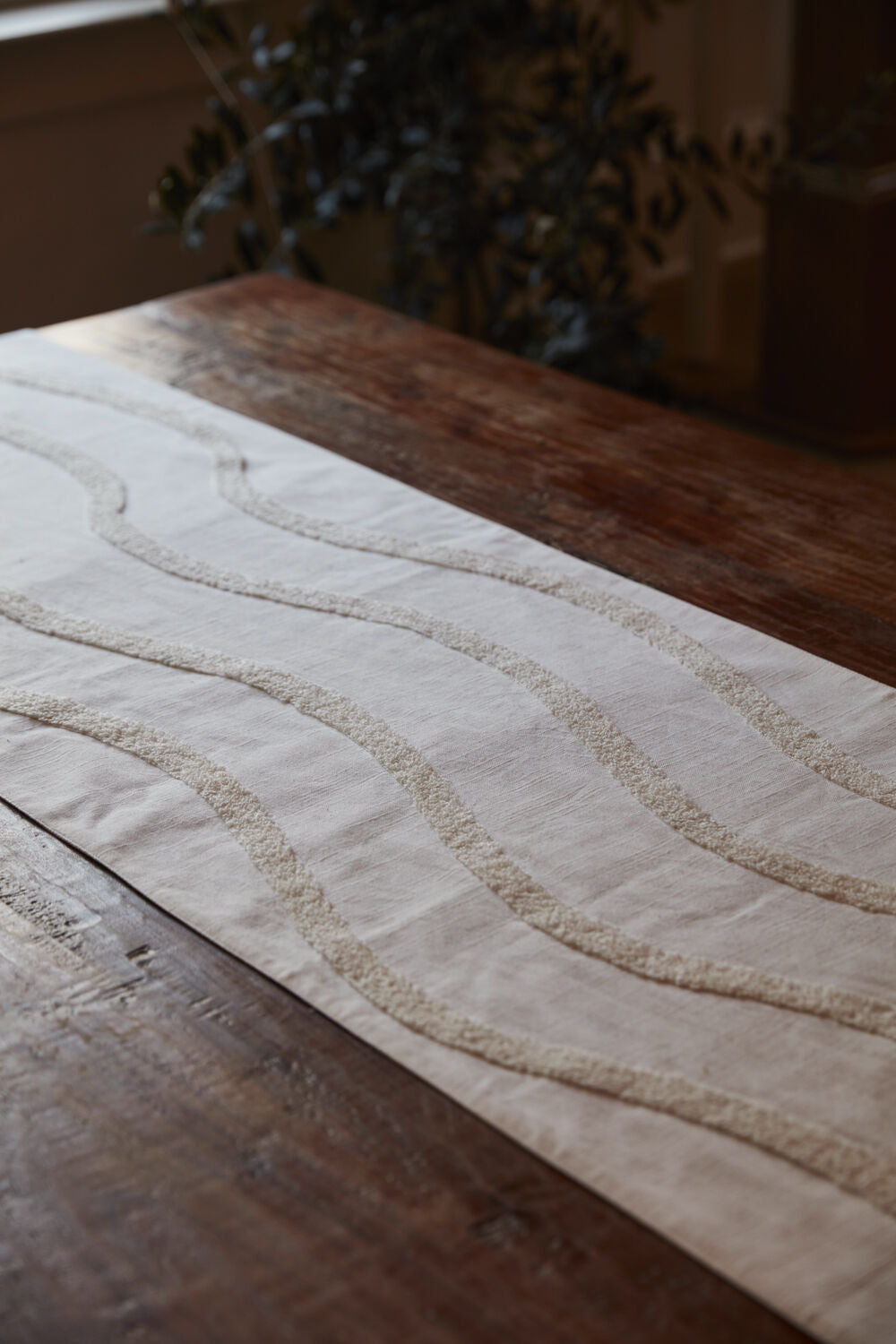 WAVY TABLE RUNNER